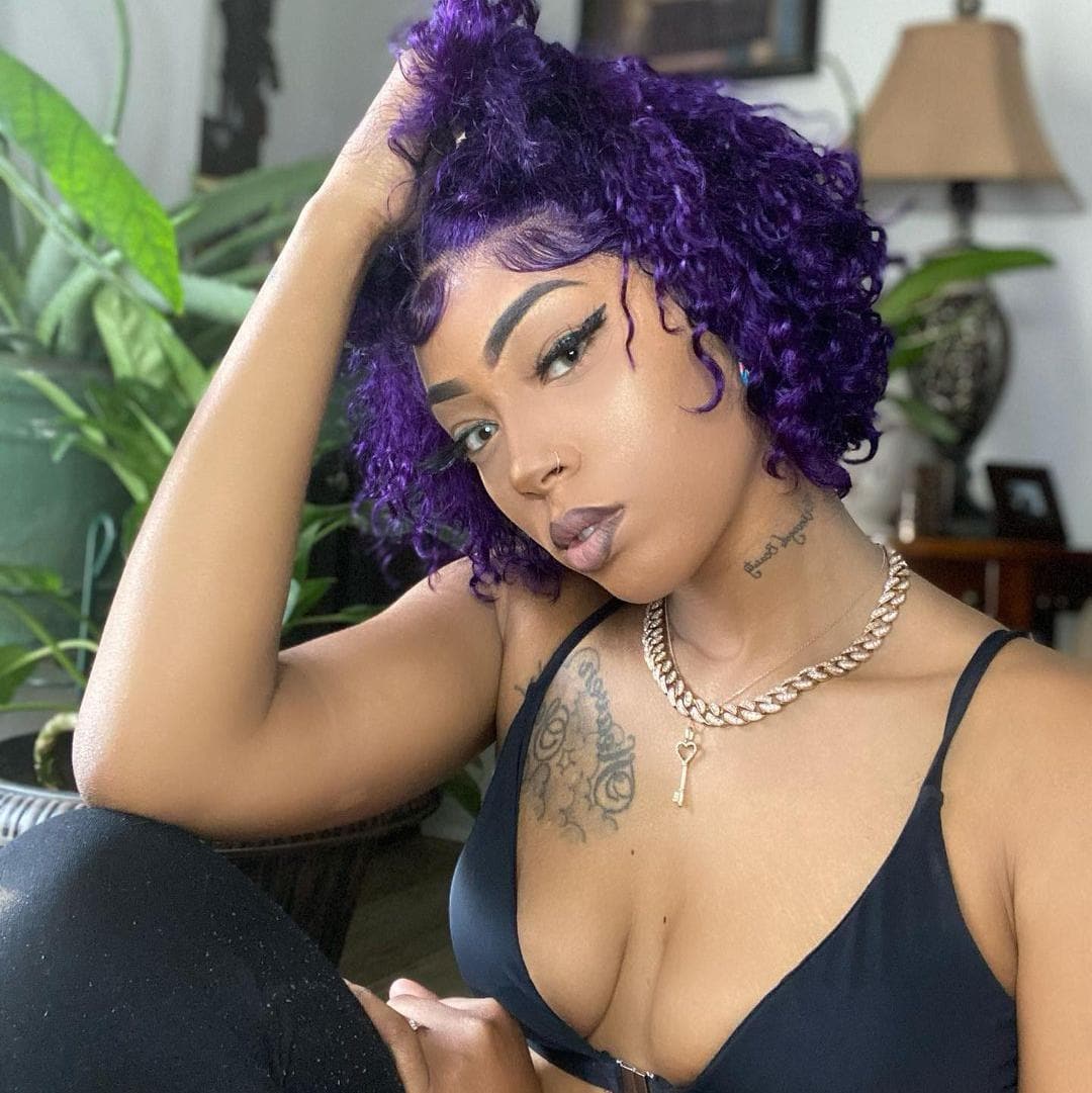 Perruque courte bouclée violette pré-coiffée avec dentelle frontale PCCT1364